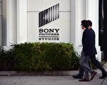 索尼影業（Sony Pictures）週日（12月14日）向各大媒體發出一封措辭嚴厲的信件，要求這些新聞媒體停止公佈任何由駭客外洩的資料，並銷毀所有的副本。(FREDERIC J. BROWN/AFP/Getty Images)
