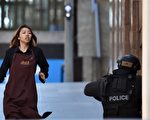 15日下午5点不到，一名华裔女子陈艾莉逃离马丁广场咖啡店。(SAEED KHAN/AFP/Getty Images)
