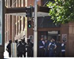 15日上午，悉尼市中心咖啡店发生挟持人质事件。(PETER PARKS/AFP/Getty Images)