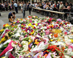 12月16日，民众自发来到悉尼马丁广场为事件中丧生的两位勇敢的澳洲人献花。(Mark Metcalfe/Getty Images)