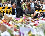 澳大利亚悉尼咖啡馆12月15日遭恐怖劫持17小时后落幕，恐袭凶犯被击毙，另有两名悉尼市民遇难。澳大利亚总理艾伯特（Tony Abbott）16日说，这是悉尼35年多来首次遭遇恐袭，事件令人震惊也极度丑陋。图：艾伯特及夫人向遇难者鲜花(PETER PARKS/AFP/Getty Images)