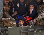 巴基斯坦的塔利班组织于2014年12月16日，攻击一所军事学校，屠杀一百多名师生后，美国总统奥巴马发表声明谴责塔利班的行为“堕落”。本图为军方卡车载走获救撤离的学生。(A Majeed/AFP/Getty Images)