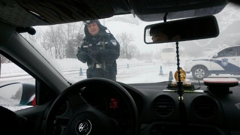 攔截各種車輛的警察(網絡圖片)