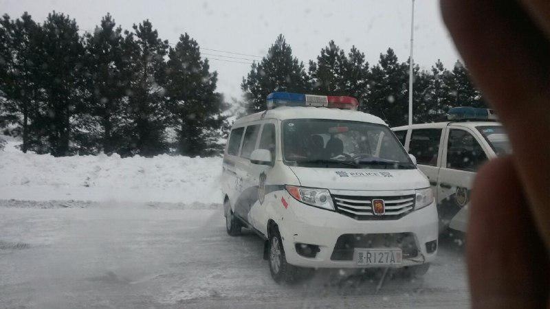 通往前進農場法院的三道崗,邊上準備待命的警車(網絡圖片)