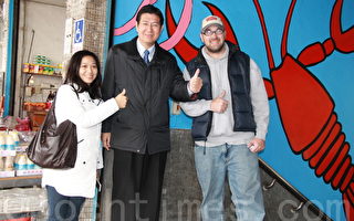 彩绘师海克(右1)海克妻林怡菁(左1)市长黄定和(中)。（郭千华/大纪元）