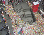 悉尼马丁广场上堆满了大片的鲜花。(Cole Bennetts/Getty Images)