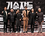 《技术者们》演员林朱焕（左起）、高昌锡、导演金洪宣、金宇彬、李玹雨、金永哲出席媒体试映会。（采昌国际多媒体提供）