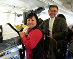 郑慧莲（左、躺者）18 日搭乘华航 CI947 高雄香港班机赴港参展，华航协助安排机位，提供机上担架、随行医护及家属之支援。（华航提供）