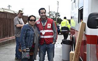 图：移动房屋居民阿罗拉·盖拉多感谢红十字会的救助。（杨帆/大纪元）
