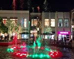 位于洛杉矶3街和Beverly大道的The Grove购物中心，喷泉区圣诞美景，是圣诞节日的好去处。(袁玫/大纪元)