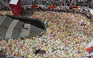 每小時，悼念者獻上的鮮花源源不斷地被添加進馬丁廣場的花海。（Getty Image）