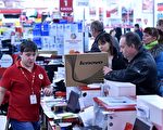 盧布大幅貶值以來，許多俄羅斯人便開始搶購各種商品。圖為15日，莫斯科一家筆電商場搶購人潮。（KIRILL KUDRYAVTSEV/AFP/Getty Images）