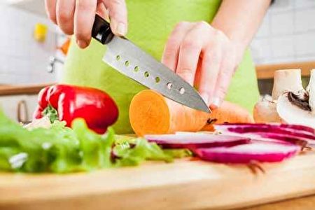 購物後將食材該切的切、該洗的洗,然後置於容器中,不僅省時,更利於保存。 (fotolia)