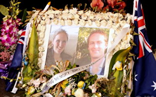 在上週悉尼馬丁廣場人質案中不幸遇難的兩名人質——34歲的瑞士蓮咖啡店經理托裡•約翰森（Tori Johnson）和38歲律師卡特里娜•道森（Katrina Dawson）分別在週二舉行了追悼會。（何蔚/大紀元）