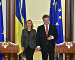 12月16日，乌克兰总统彼得·波罗申科（右）和欧盟外交与安全政策高级代表、欧洲委员会副主席费代丽卡·莫盖里尼（左）共同出席记者会。12月23日，乌克兰议会通过一项法案，废除该国不结盟的中立地位，为加入北约又迈出一步。（SERGEI SUPINSKY／AFP）