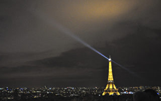 组图：圣诞彩灯中的巴黎