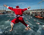 組圖：西班牙游泳大賽 奇裝異服慶聖誕