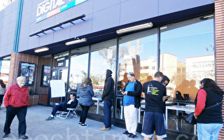 圖：加州聖地亞哥一家小劇場「數字健身房（Digital Gym）」聖誕節當天放映爭議片《採訪》。（英文大紀元／Gisela Sommer）
