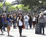 加州大学有2分校排名前10位，包括排名第四的伯克利分校（UC Berkeley）和紧随其后的洛杉矶分校（UC LA），这两所学校也是前100所公立大学中最难进的。图为加州大学伯克利分校开放日，人潮涌动，摩肩接踵。（古馨雨/大纪元）