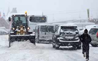 法國東部大雪封路 上萬車輛進退維谷