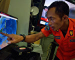 28日，一架从印尼飞往新加坡的亚航（AirAsia）QZ8501航班失联，机上共有162人。图为印尼棉兰，国家搜索和救援机构的一名官员。（Sutanta ADITYA/AFP）