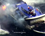 圖為2014年12月28日意大利失火郵輪「諾曼大西洋號」（Norman Atlantic），意大利海岸警察警衛隊提供的視頻截圖。（AFP PHOTO / HO/ GUARDIA COSTIERA）