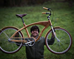西班牙木匠用制作出的木制自行车。(MIGUEL RIOPA/AFP)
