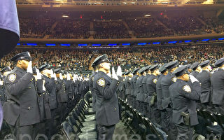 紐約警察畢業典禮致詞 市長白思豪挨噓