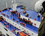 意大利海軍搜救人員28日以直升機營救「諾曼大西洋號」渡輪上生還乘客。（ HO/MARINA MILITARE/AFP）