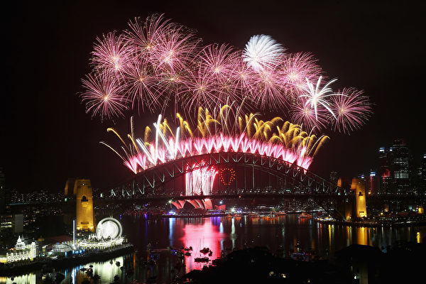 12月31日晚9点，澳大利亚悉尼海港大桥燃放烟花，迎接新年的到来。(Cameron Spencer/Getty Images)