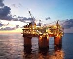 深海钻井平台的利用率在2013年达到巅峰，但随着油价的崩跌，已有专家预期70%的海上平台恐遭闲置。图为墨西哥湾的钻油平台。(AFP)