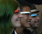 自从谷歌宣布停止销售Explorer版的谷歌眼镜之后，市场对于智能眼镜的追随似乎也不再火热。图为Google Glass。(Justin Sullivan/Getty Images)