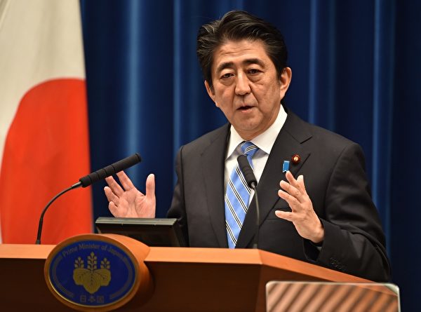 日本首相安倍晋三把2015年定为奠定日本未来方向的“坚定改革之年”。(KAZUHIRO NOGI/AFP/Getty Images) 日本首相安倍晋三把2015年定为奠定日本未来方向的“坚定改革之年”。(KAZUHIRO NOGI/AFP/Getty Images)