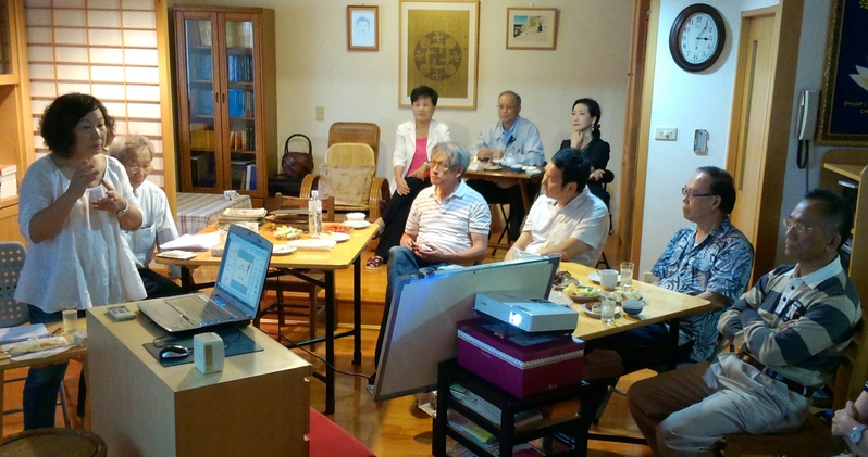 原臺灣高雄市府員工林善本(左立者)很幸運地在臺北三興國小聆聽了法輪功創始人李洪志師父1997年來臺灣的講法。(林善本提供)