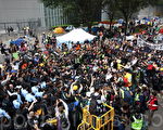 雨傘運動期間，香港社會嚴重撕裂，政府早前承諾會就運動向北京提交《民情報告》，圖為雨傘運動金鐘佔領區。（大紀元資料圖片）場，並拘捕多名泛民主派立法會議員和學生代表。（蔡雯文/大紀元）