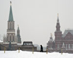 油价破底导致卢布续贬，俄国正面临一场“完美风暴”。图为俄罗斯首都莫斯科去年12月25日红场前的积雪。（YURI KADOBNOV/AFP）