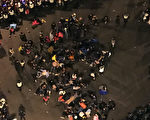 外滩踩踏亲历者：人堆了好几层