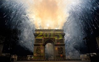 組圖：巴黎凱旋門神奇動態視頻迎新禧