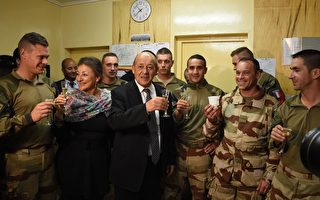 组图：法国国防部长与士兵温馨共度新年