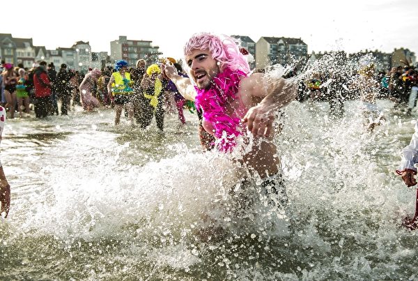 勇敢的人們在冰冷的海水裡熱力十足。 (PHILIPPE HUGUEN/AFP/Getty Images)
