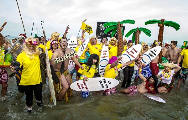2015年1月1日,法國北部臨海市鎮敦刻爾克（Dunkerque）按傳統習俗,舉行海水冷澡嘉年華。 (PHILIPPE HUGUEN/AFP/Getty Images)