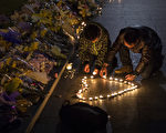 1月1日，上海市民自發到外灘悼念踩踏遇難者。(Kevin Frayer/Getty Images)