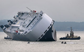 英国大货轮搁浅 海岸警卫队救出船员