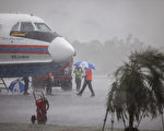 图为2015年1月4日庞卡兰班 Iskandar空军基地，受到恶劣天气影响，搜寻失事亚航的工作一度暂停。  (Photo by Oscar Siagian/Getty Images)