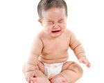 男婴因为身体难受，哭闹不止。（Fotolia）