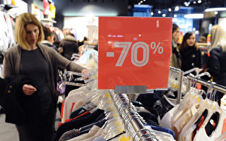 法国大减价期间,许多商品最低可打3折或2折。(JEAN-CHRISTOPHE VERHAEGEN/AFP/Getty Images)