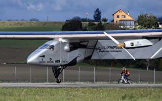 太陽能動力飛機「太陽動力2號」（Solar Impulse 2）1月5日降落位在瑞士的航母，準備前往中東地區展開革命性的繞行世界之旅。(FABRICE COFFRINI/AFP/Getty Images)