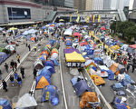 雨伞运动期间，香港社会严重撕裂，政府早前承诺会就运动向北京提交《民情报告》，图为雨伞运动金钟占领区。（大纪元资料图片）