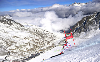 美国滑雪队两名队员在奥地利瑟尔登（Soelden）度假胜地滑雪时，因雪崩不幸丧生。图为2014年10月26日，FIS世界杯高山滑雪男子大回转。（Alain Grosclaude/Agence Zoom/Getty Images）