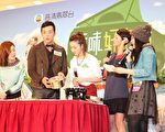 台湾艺人姚元浩（左2）在记者会现场大展厨艺，让香港女星朱千雪、蔡思贝、蒋家旻十分惊艳。（纬来电视网提供）